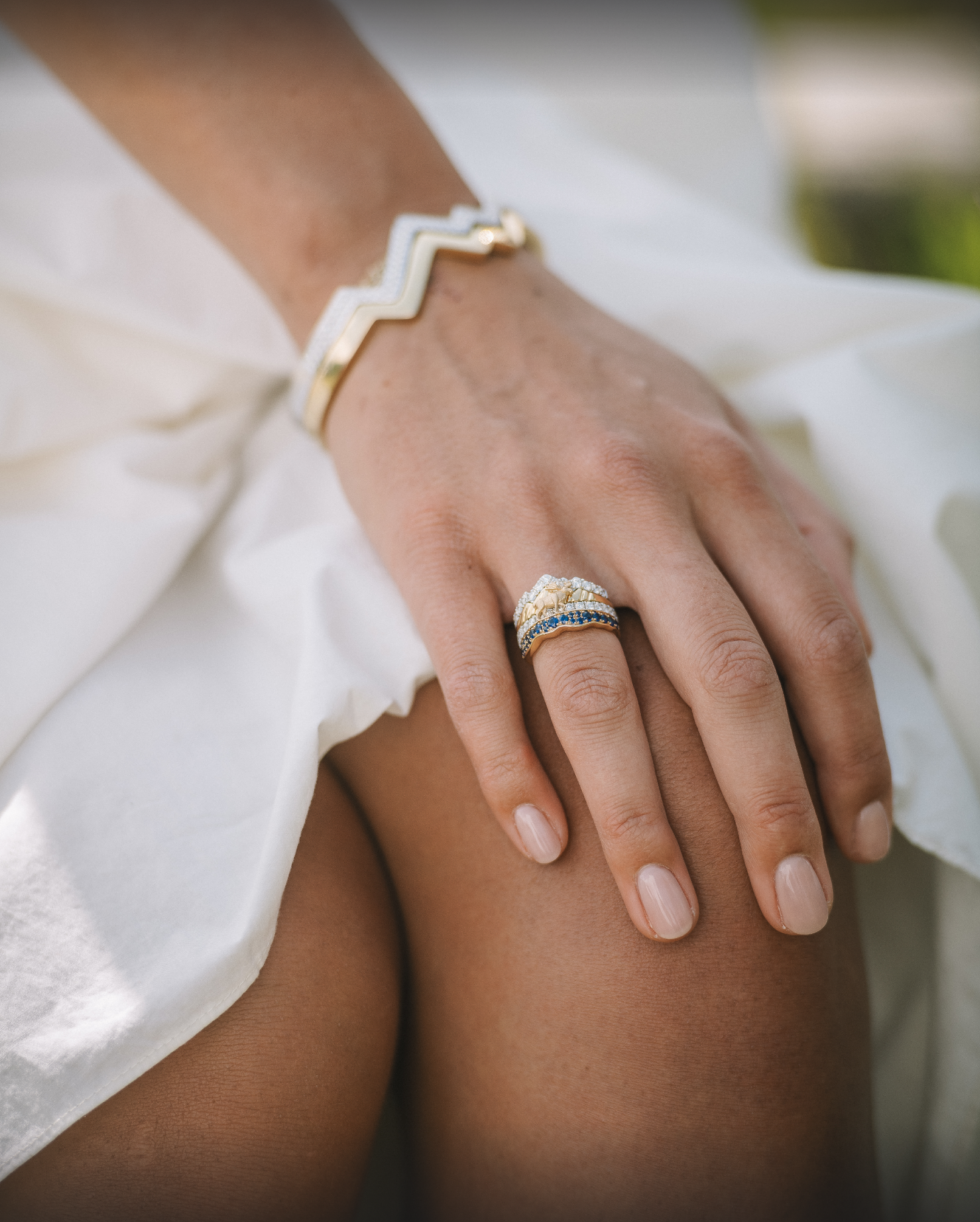 LUXE Edition: Teton Moose in the Snake River Ring in 18K Gold with Blue Sapphire - Jackson Hole Jewelry Company
