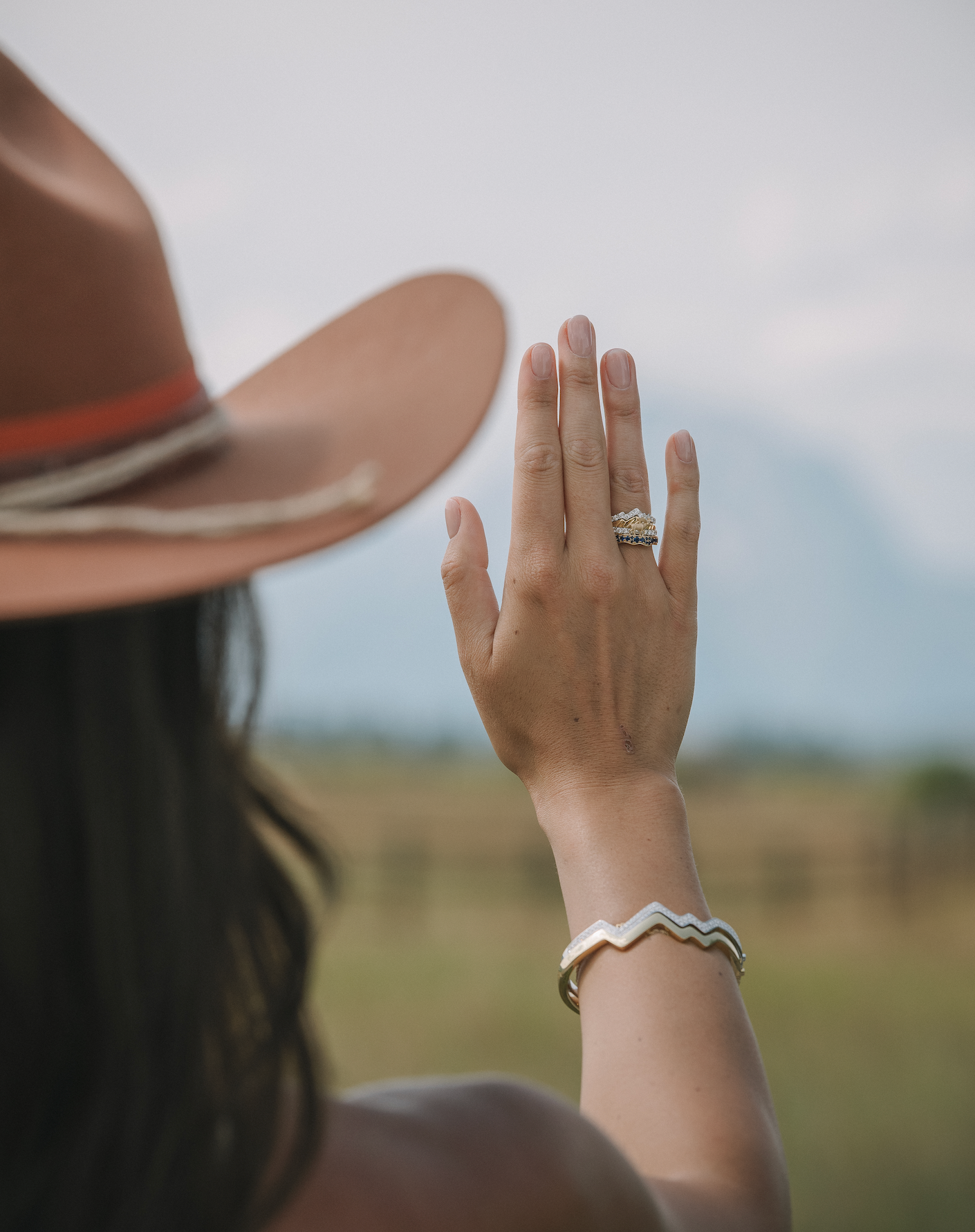 LUXE Edition: Teton Moose in the Snake River Ring in 18K Gold with Blue Sapphire - Jackson Hole Jewelry Company